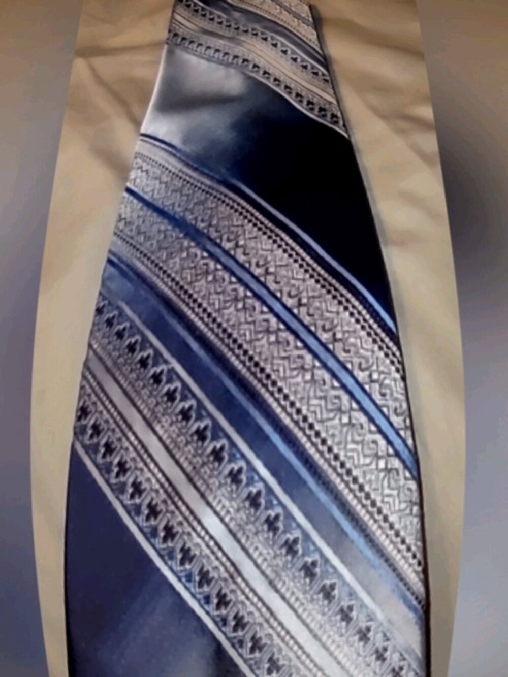 Vintage blue wide striped tie